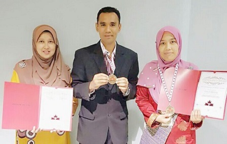 Prof. Madya Dr Mohamad Fazli Sabri (tengah) Nurhayatul Nira Ramli (kiri) dan Prof. Madya Dr Zuriati Ahmad Zukarnain bersama sijil dan medal kemenangan